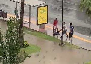 Los jóvenes jugando a lanzar a uno de los del grupo a un charco que se formó por la tormenta tropical Alberto. Foto: Instagram @cocam56