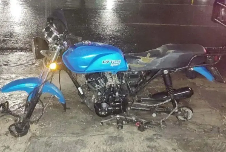 La motocicleta asegurada por las autoridades municipales de Monterrey. Foto: Policía de Monterrey.