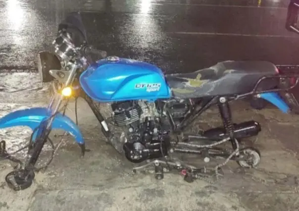 Arrestan a joven que arrastraba moto sin llantas en Monterrey