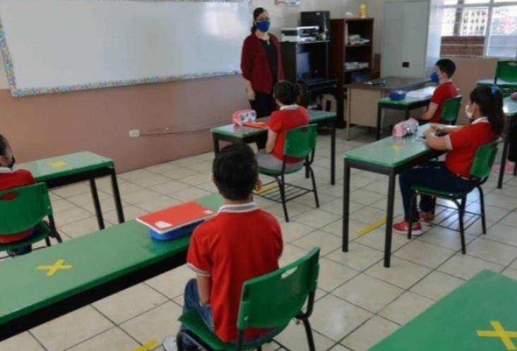 Niños de primaria dentro de un aula climatizada por las altas temperaturas en Sonora. Foto: El Sol de Hermosillo.