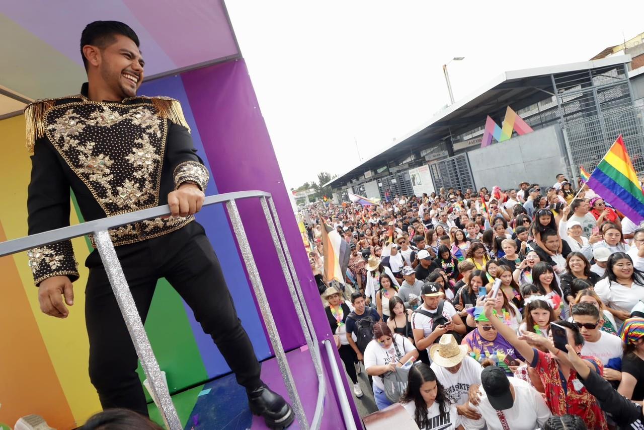 Alcalde encabeza marcha por el orgullo LGBTTI+ en Neza