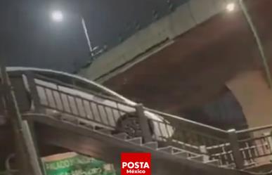 Automovilista intenta bajar puente peatonal en auto en Naucalpan