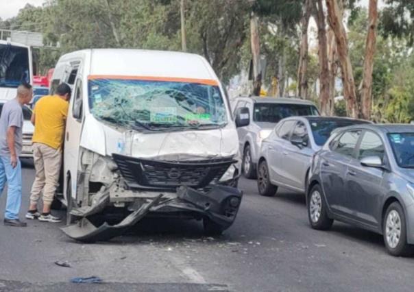 Choca combi con tráiler deja tres heridos en Chalco