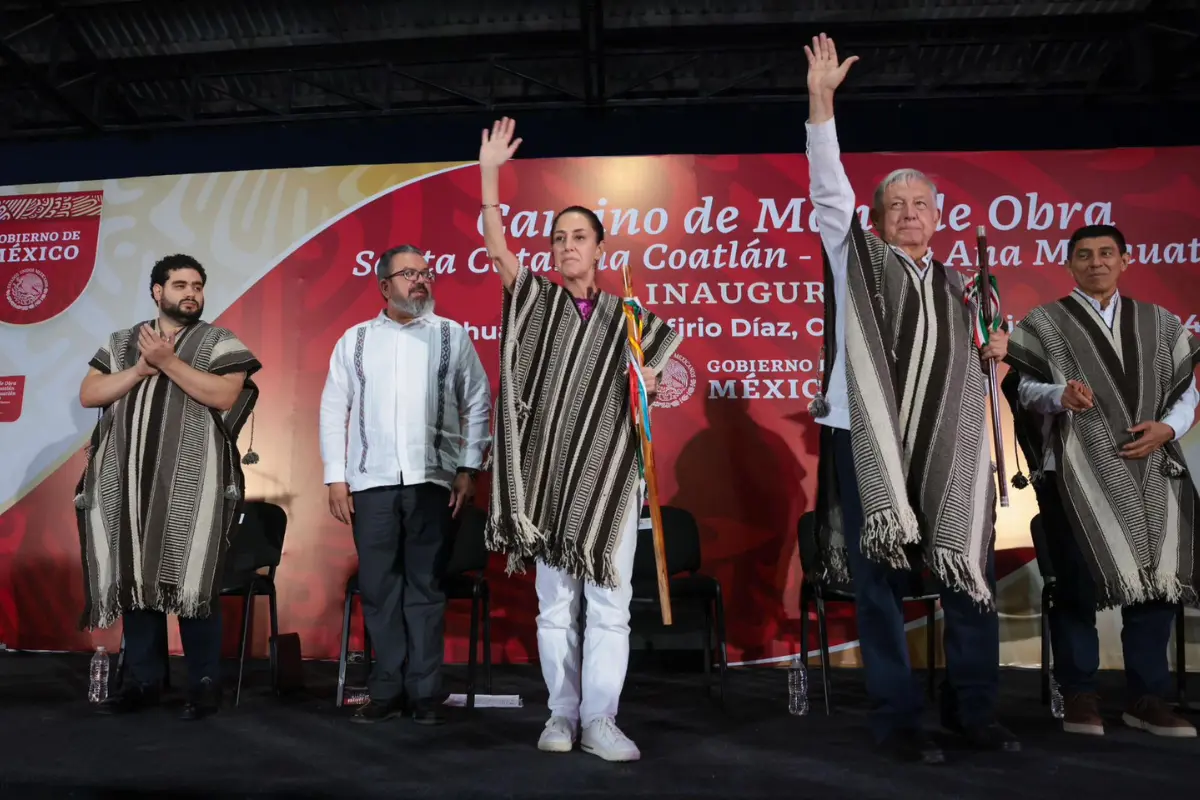 Claudia Sheinbaum y AMLO en Mianhuatlán, Foto: Especial