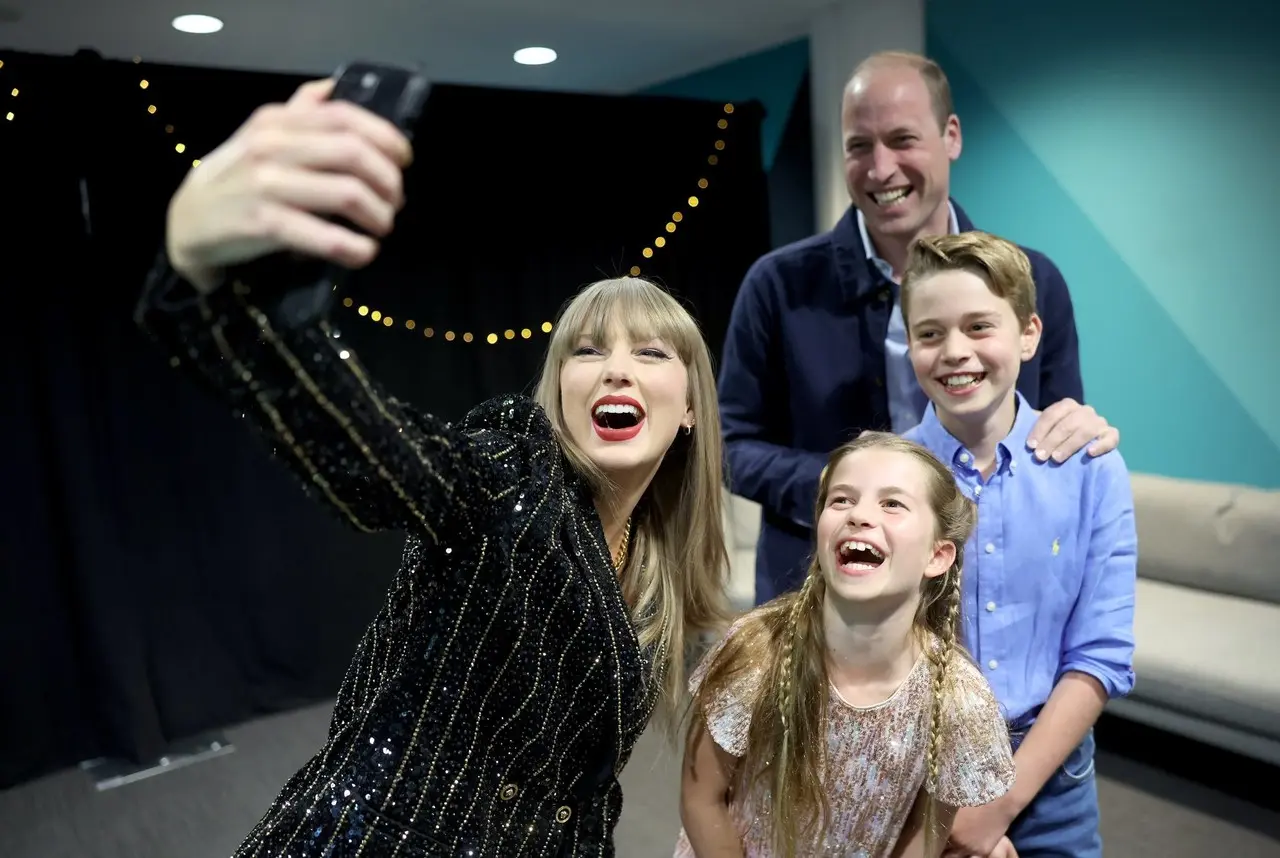 Taylor Swift acompañada del Príncipe William y sus hijos. Foto: @KensingtonRoyal