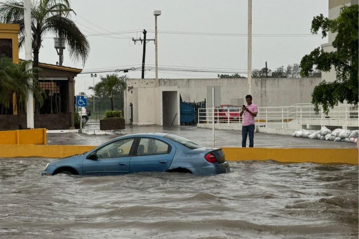 Fue a la altura del puente desnivel San Pedro en donde la unidad motriz no avanzó más al quedarse entre una considerable inundación. Foto: Axel Hassel