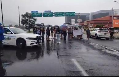 Protesta vecinos por falta de electricidad en zona sur de Monterrey