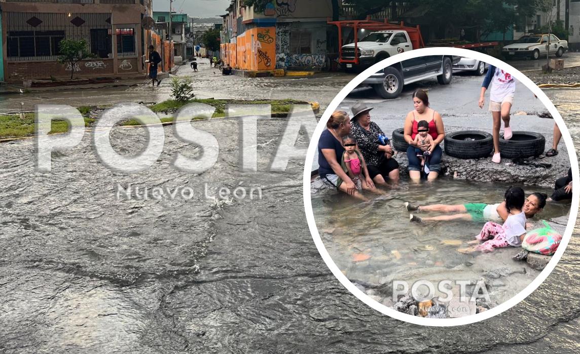 Vecinos de la colonia La Amistad, se dan un chapuzón por las calles 25 de Abril y Del Noreste en Monterrey.