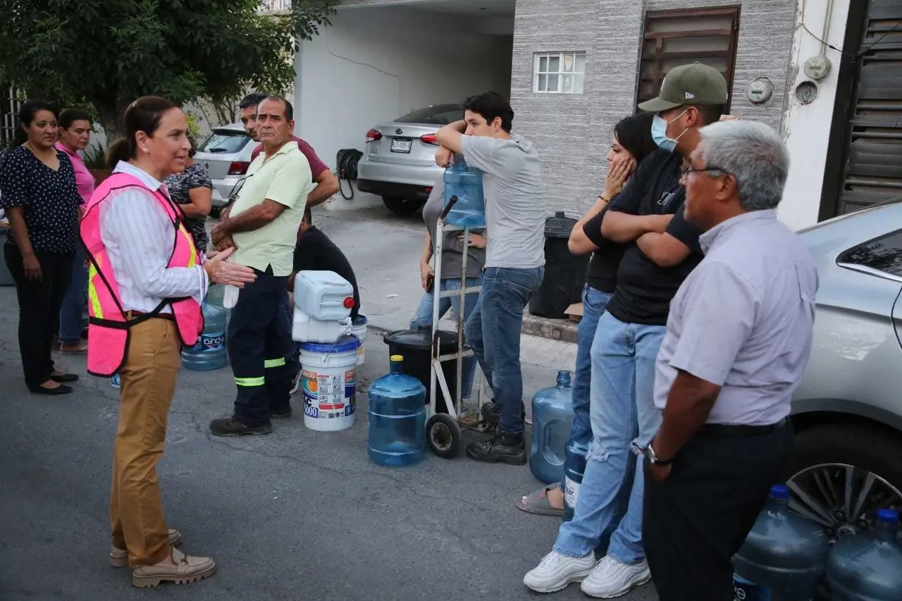 Cristina Díaz, alcaldesa de Guadalupe; durante el Operativo Colibrí para abastecer a las personas que carecían de agua potable. Foto: Gobierno de Guadalupe.