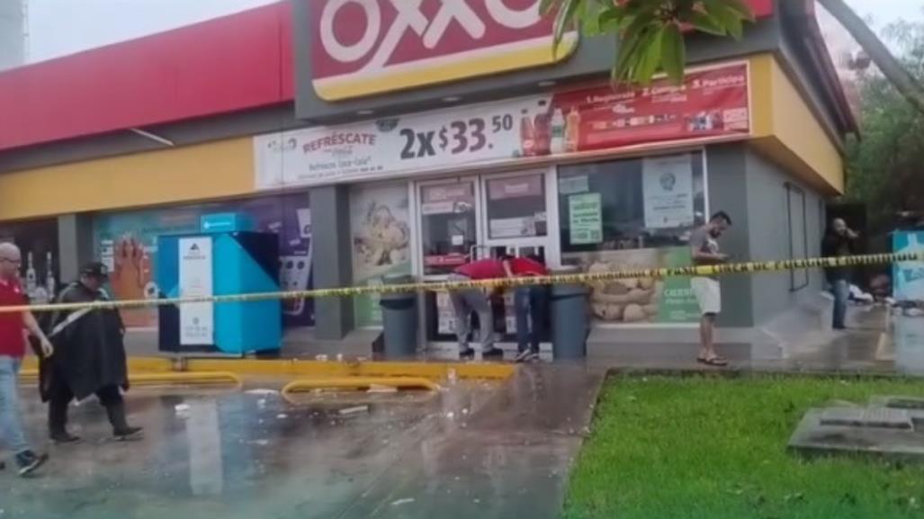 Se desploma techo de un Oxxo en el fraccionamiento Los Héroes