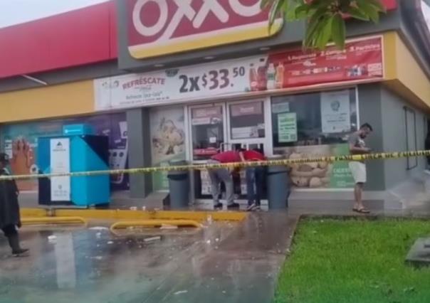 Se desploma techo de un Oxxo en el fraccionamiento Los Héroes