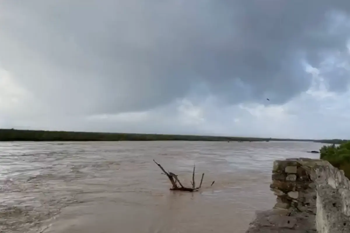 Crecida de los ríos que abastecen a la presa Vicente Guerrero. Foto: Carlos García