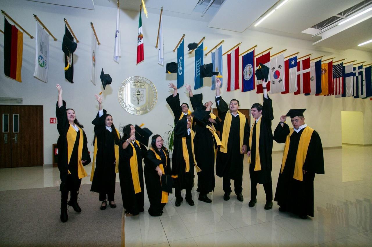 Alumnos reconocidos en el diplomado Desarrollando habilidades para una vida autónoma Foto: UANL