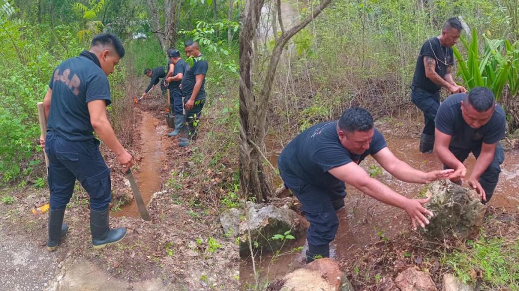 Policías ayudan a una pareja de abuelitos afectados por las inundaciones en Peto