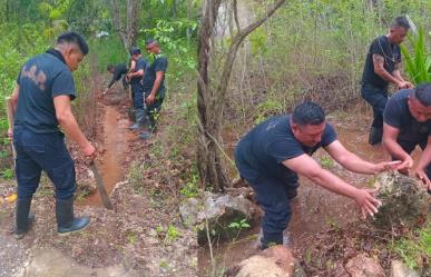 Policías ayudan a una pareja de abuelitos afectados por las inundaciones en Peto