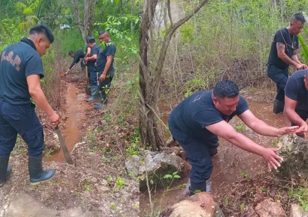 Policías ayudan a una pareja de abuelitos afectados por las inundaciones en Peto