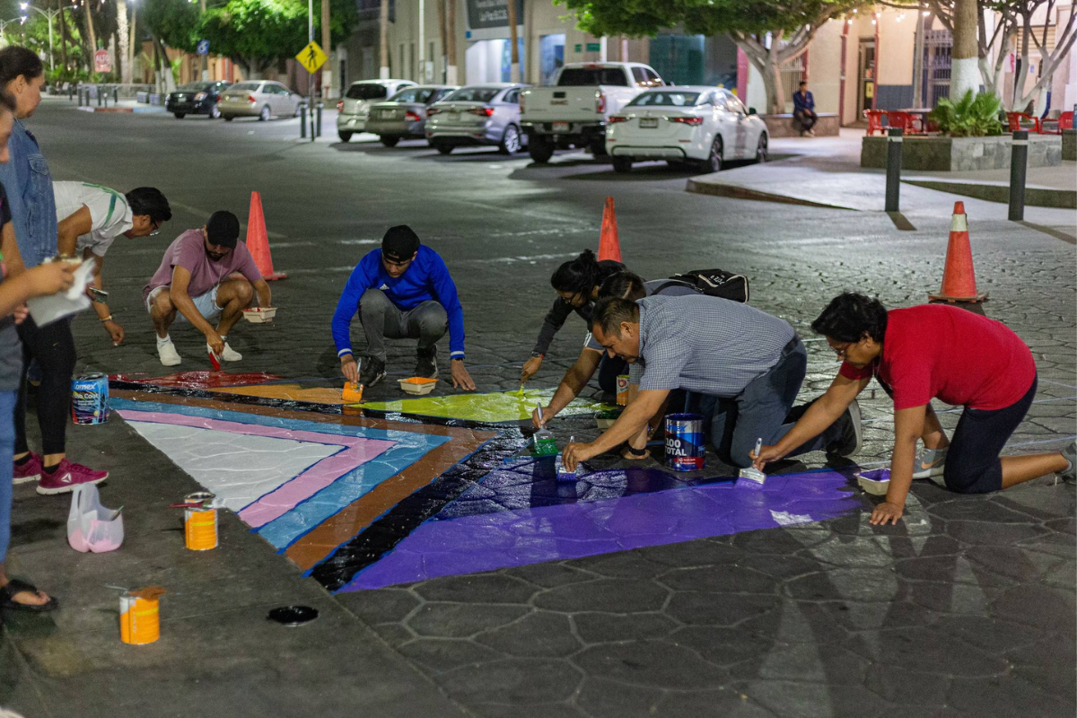 Celebran el Orgullo LGBTQ+ con pintas en el malecón de La Paz