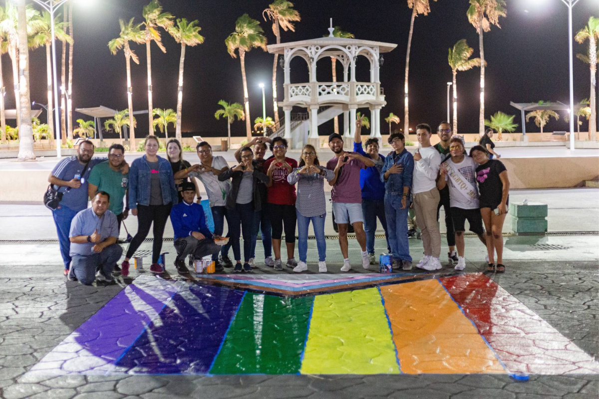 Celebran el Orgullo LGBTQ+ con pintas en el malecón de La Paz