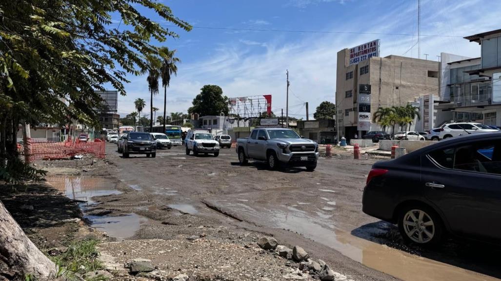 Vehículos caen a zanjas en obra de Tampico