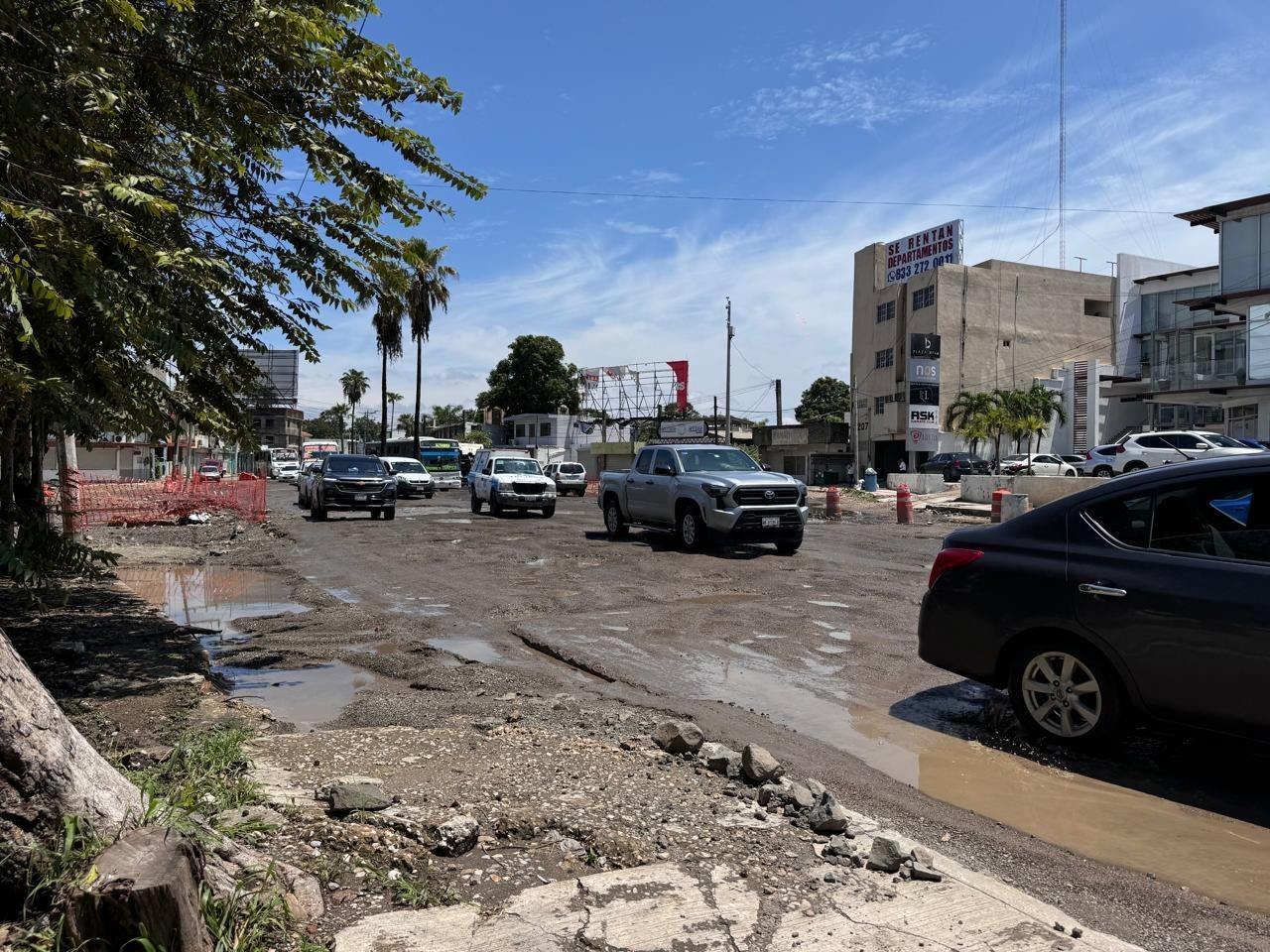 Los autos y camionetas se ven dañadas por los baches, sin que nadie se haga responsable de los costos que se van a generar para los ciudadanos. Foto: Axel Hassel