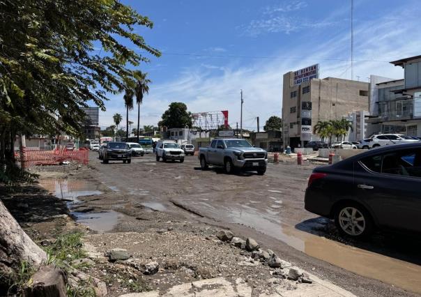 Vehículos caen a zanjas en obra de Tampico