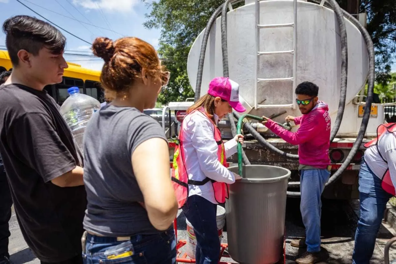 La alcaldesa de Guadalupe Cristina Díaz llenando botes con agua. Foto: Municipio de Guadalupe