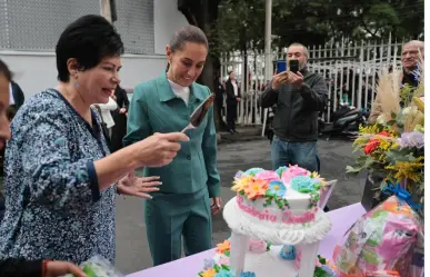 Claudia Sheinbaum festeja su cumpleaños con pastel y marimba; AMLO la felicita