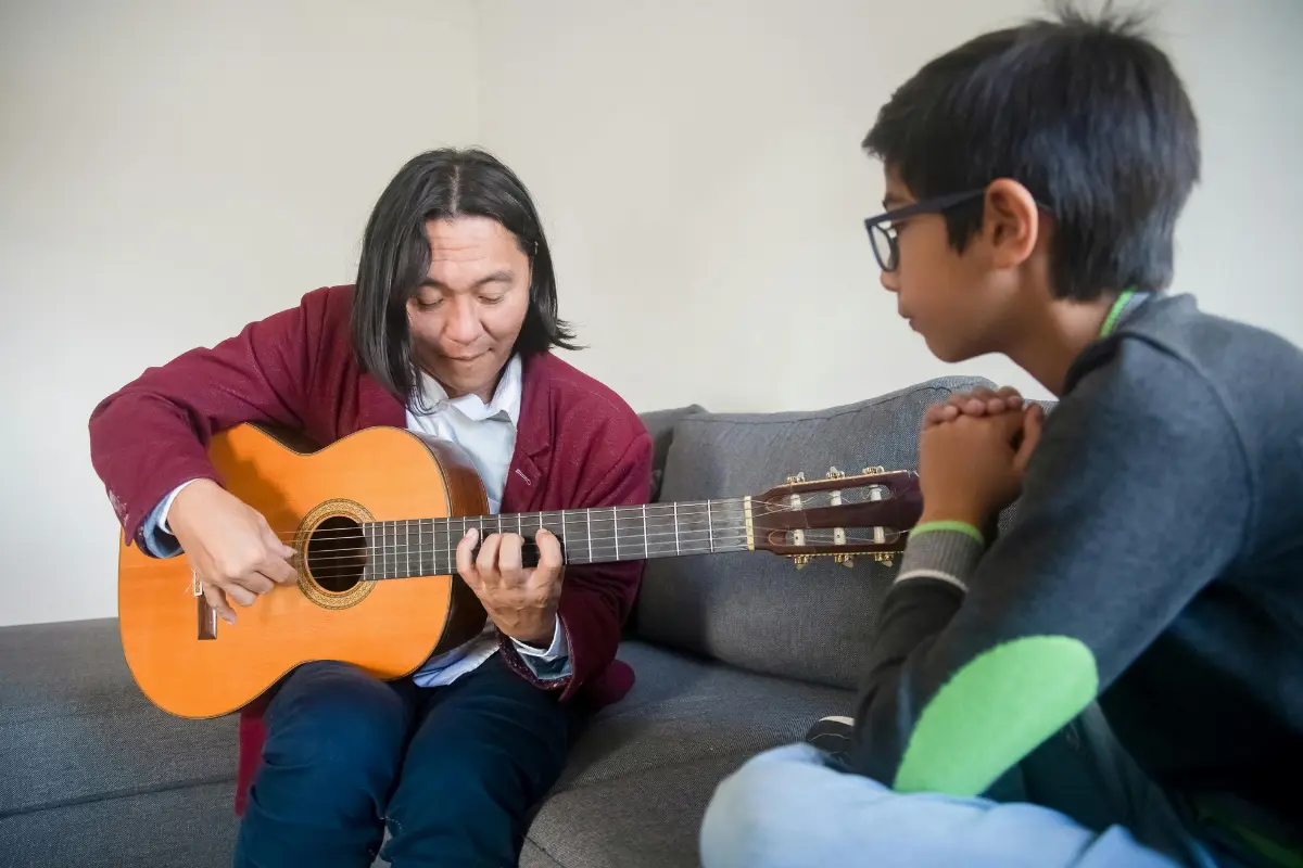 Curso de guitarra en La Paz. Foto: Kampus Production / Pexels