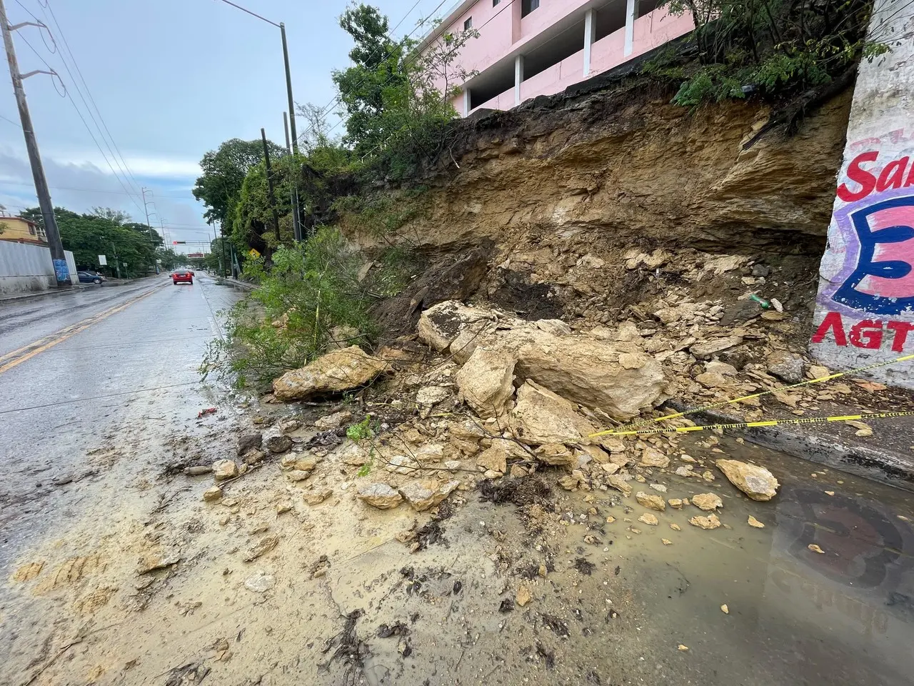 El desgajamiento de un cerro puso en riesgo la vida de automovilistas y residentes de la colonia Tamaulipas, registrado la mañana de este lunes sobre la Avenida Portes Gil entre las calles Abasolo y Comonfort de Tampico. Foto: Axel Hassel