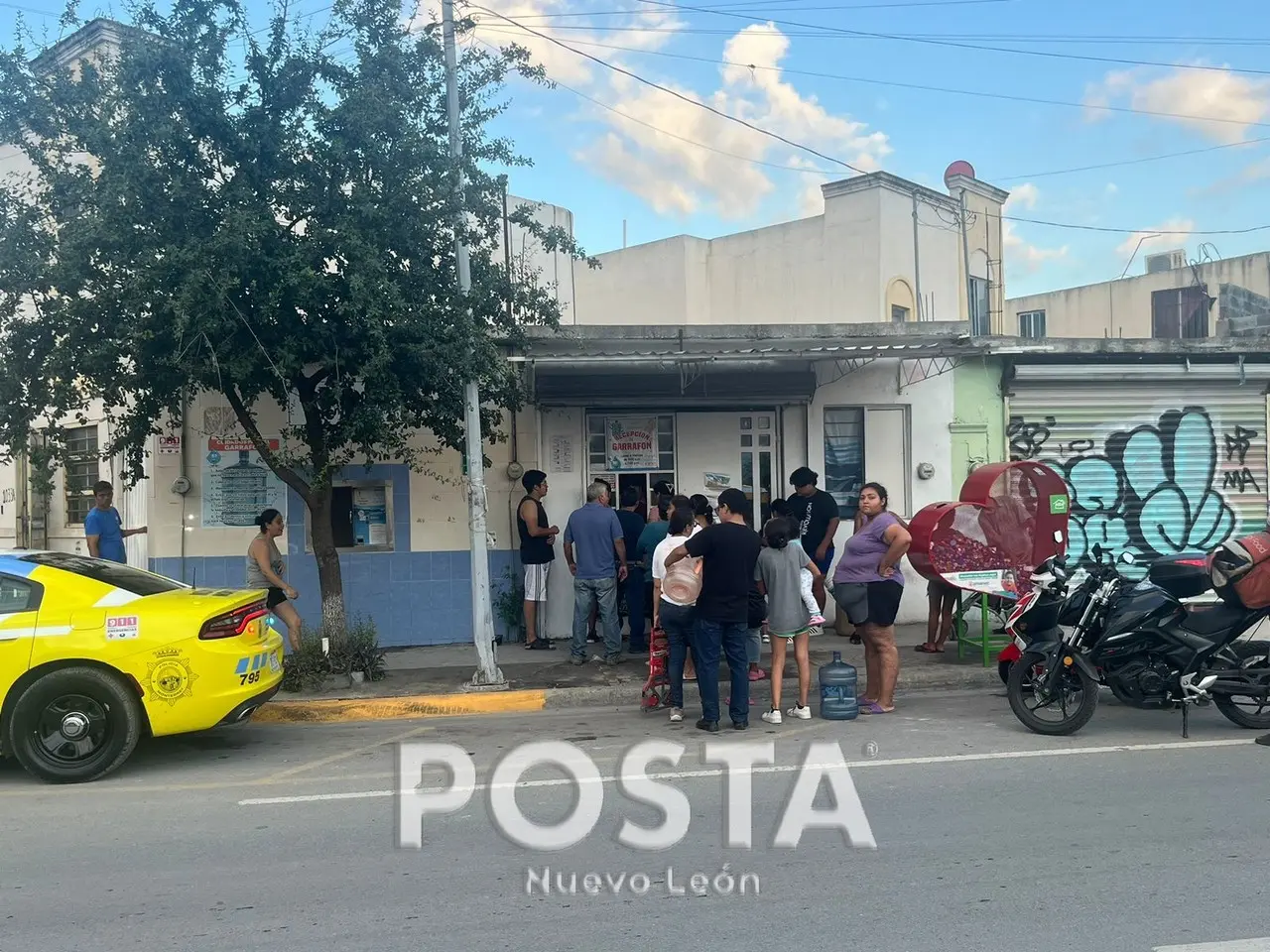 Vecinos de Barrio Alameda en el dispensador de agua. Foto: POSTA