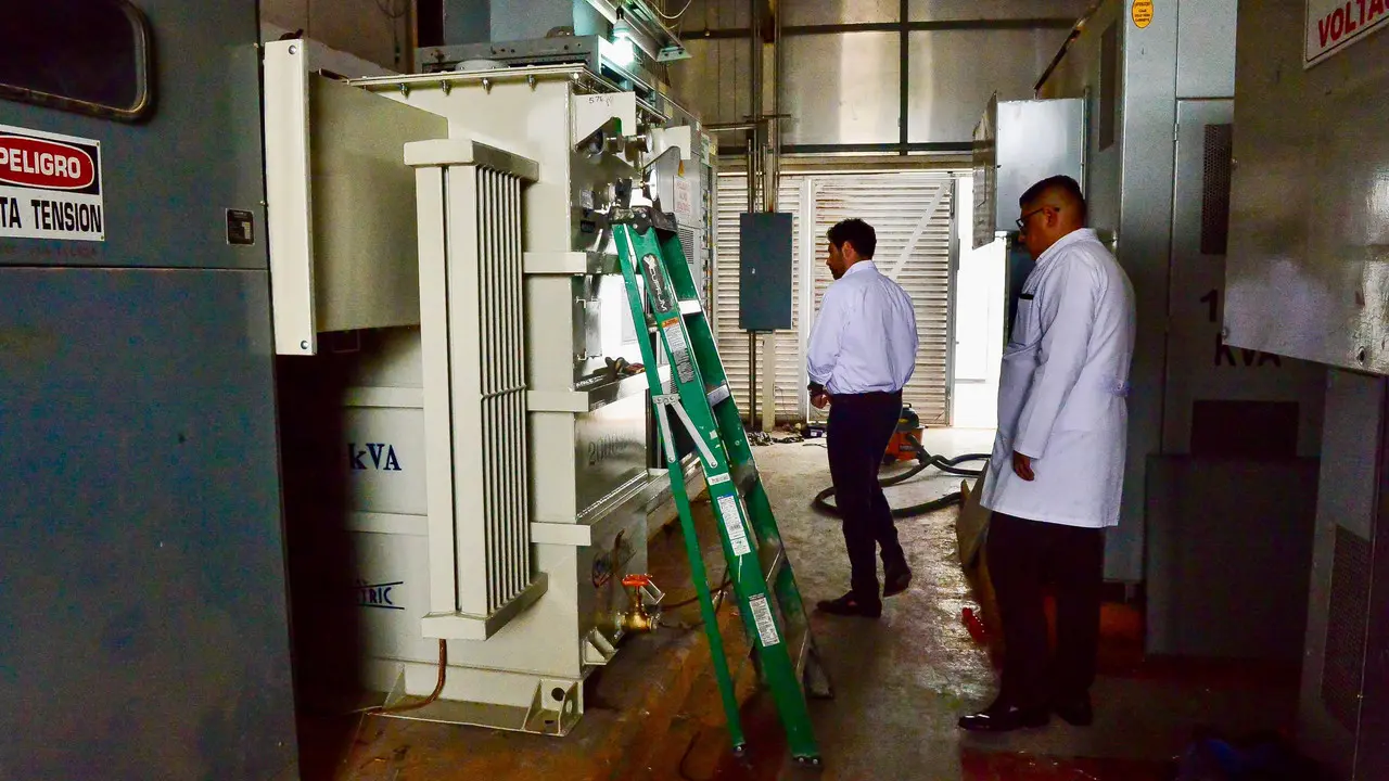 Realizan mantenimiento y reparaciones en sistema eléctrico del Hospital 450