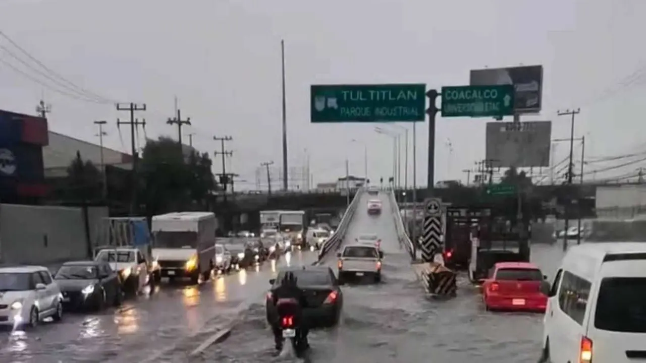 La lluvia registrada la tarde de este lunes 24 de junio dejó colapso vial por las inundaciones en diferentes vialidades. Foto: FB Noticias Tultitlán