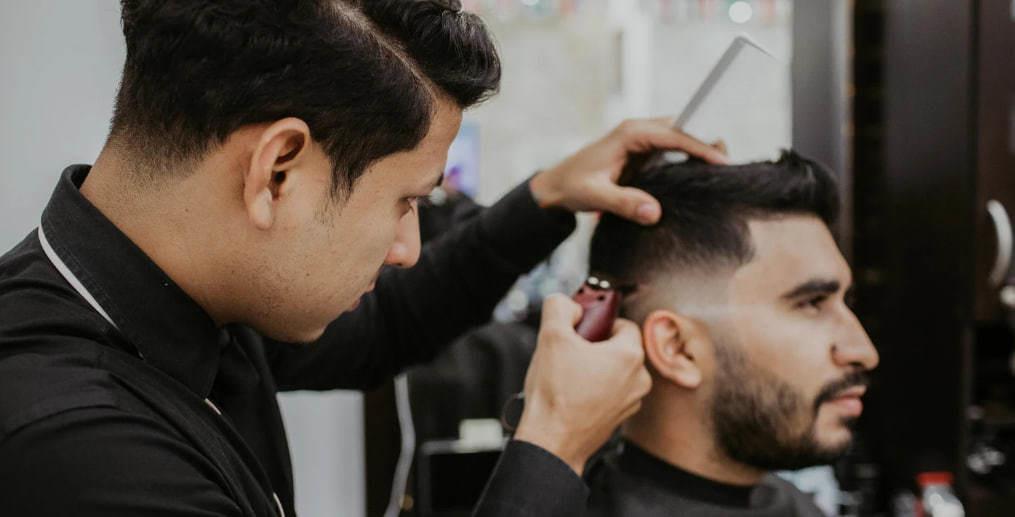 El taller está diseñado para enseñar técnicas avanzadas de corte de cabello y afeitado. (Fotografía: Gobierno de Torreón)