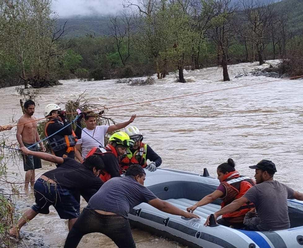 Personal de Protección Civil Tamaulipas rescató a varias personas en el Ej. El Carrizo, tras crecida del Río Chihue, en Jaumave. Foto: Protección Civil Tamaulipas