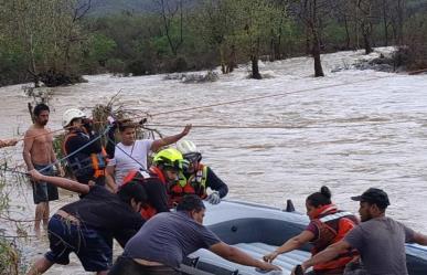 Rescatan en Jaumave a personas, tras crecida del Río Chihue