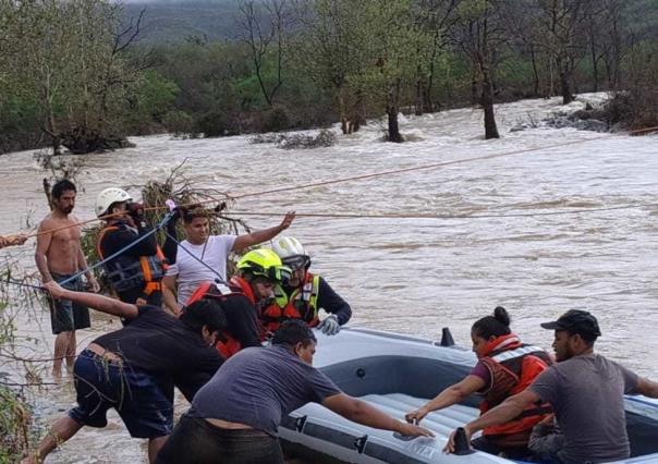 Rescatan en Jaumave a personas, tras crecida del Río Chihue