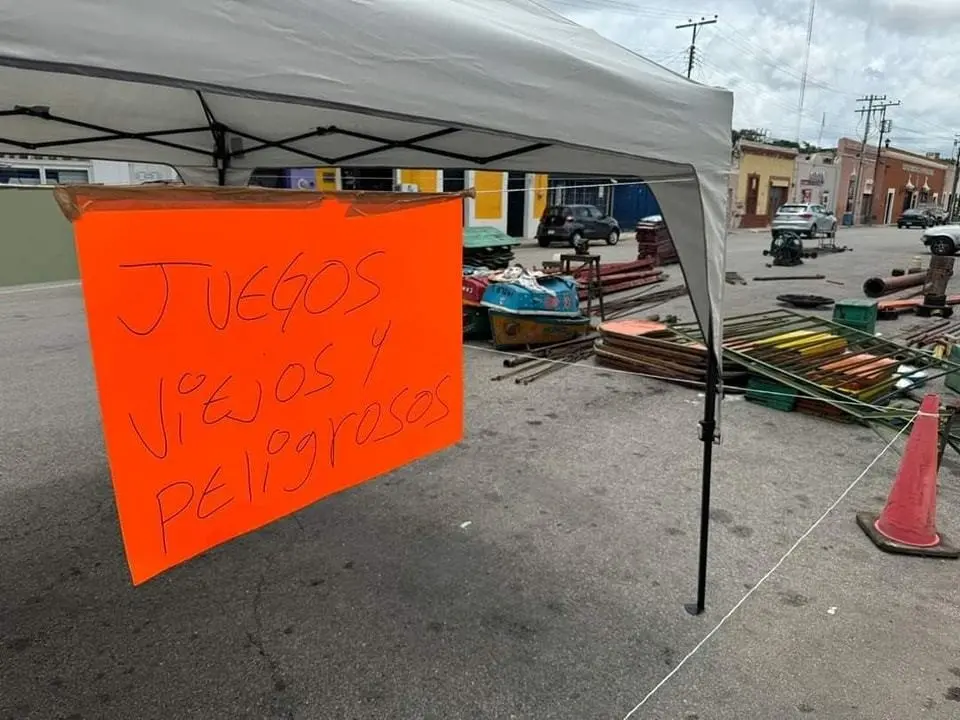 Debido al mal estado de los juegos mecánicos que cada año se instalan por las fiestas patronales, vecinos de San Sebastián manifestaron su inconformidad colocando carteles.- Foto de Expreso Yucatán