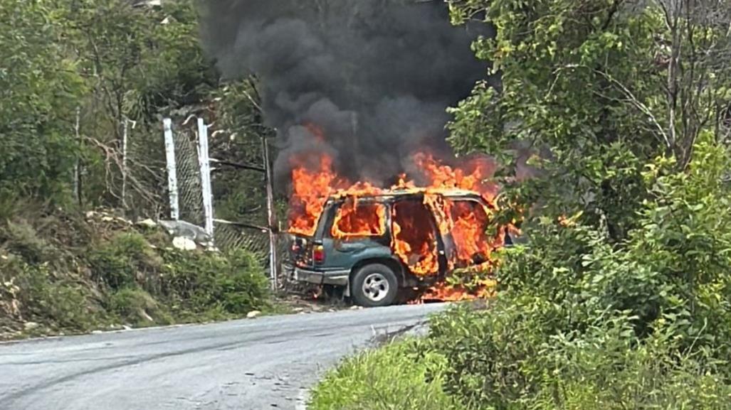 Se incendia camioneta en la sierra de Santiago, Nuevo León