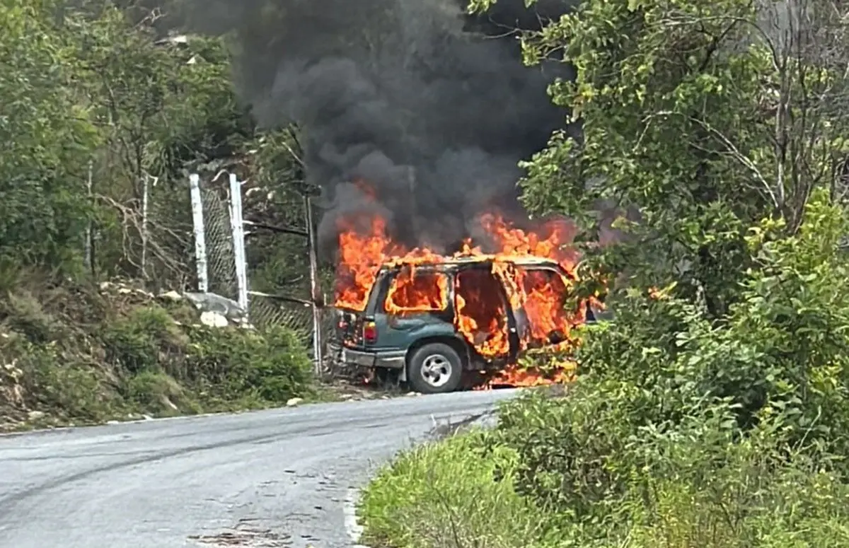 En la imagen una camioneta es arrasada en su totalidad por las llamas; no hay reporte de personas lesionadas. Foto: Especial