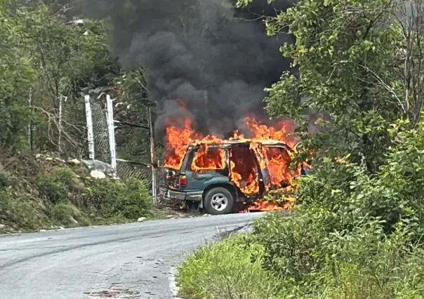 Se incendia camioneta en la sierra de Santiago, Nuevo León