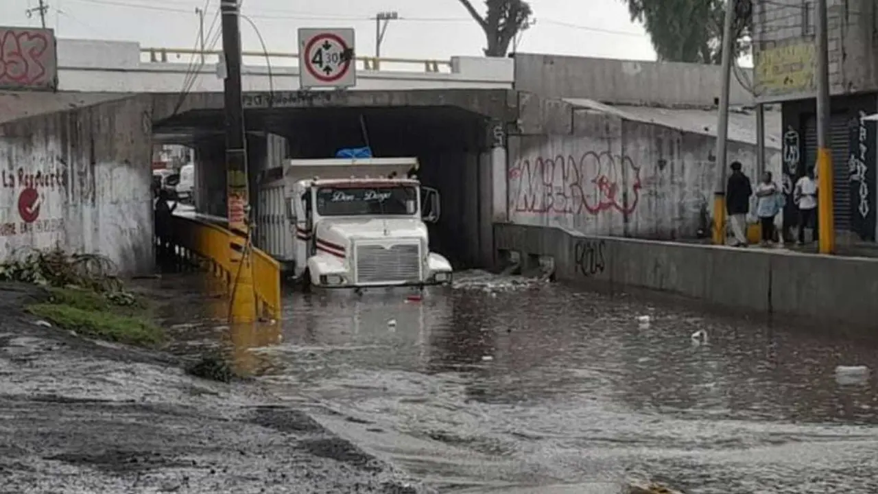 Hasta los camiones se quedaron varados en algunos bajo puentes, debido a la lluvia de este lunes 24 de junio. Foto: Cortesía