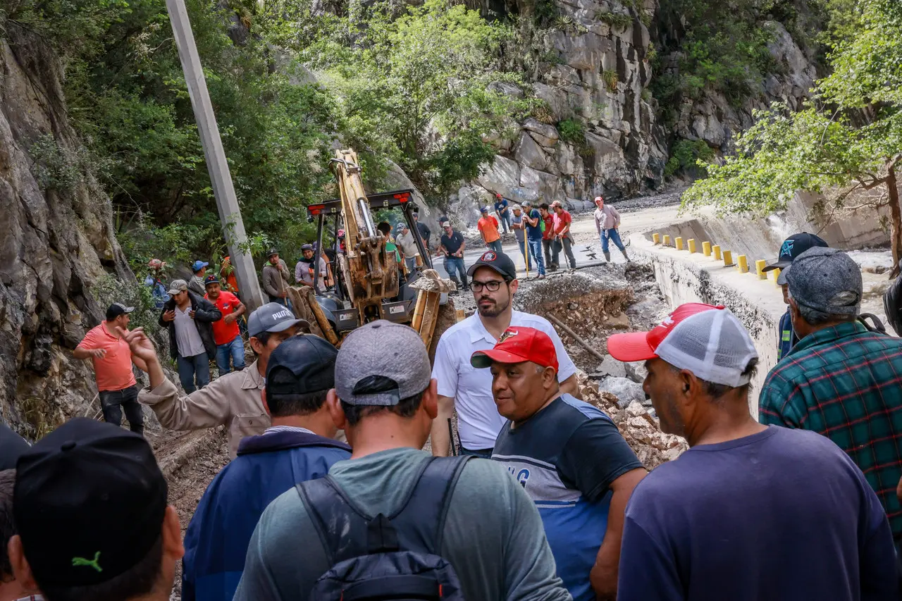 Entregando apoyos a las familias afectadas en la sierra de Santiago. Foto: Gobierno de Santiago.