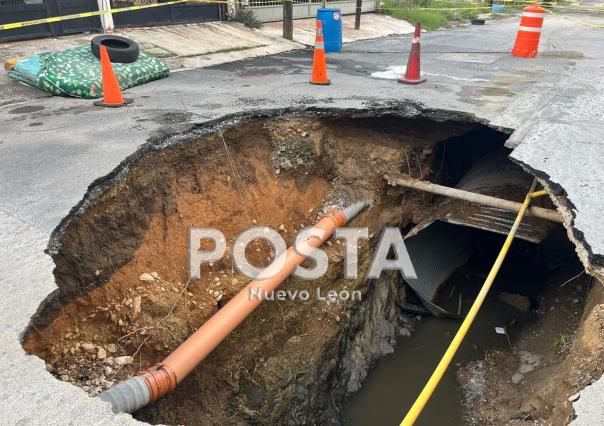 Se forma socavón por lluvias en la colonia Fidel Velázquez