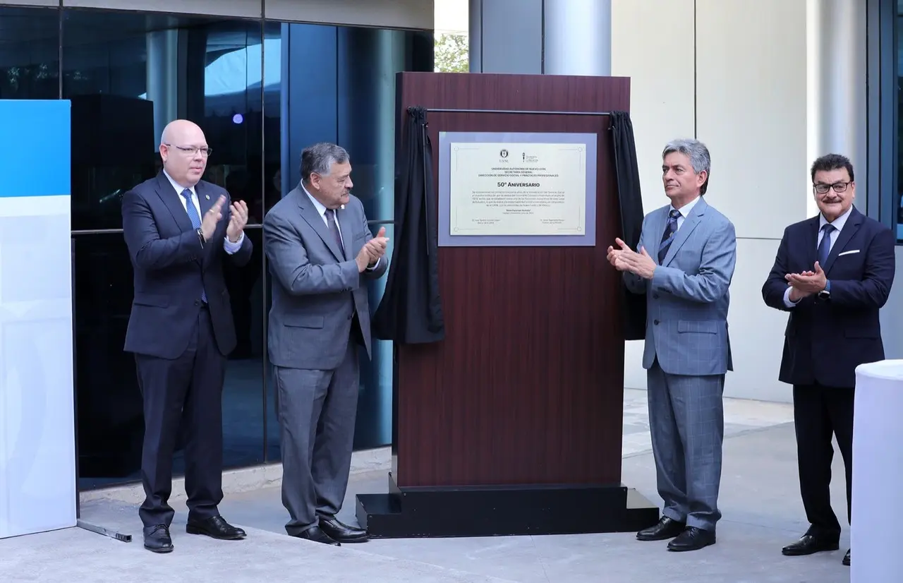 Develación de placa conmemorativa. Foto: UANL