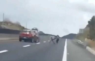 Terror en la carretera: a punta de pistola roban camioneta a familia (VIDEO)