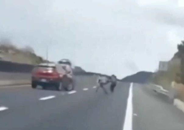 Terror en la carretera: a punta de pistola roban camioneta a familia (VIDEO)