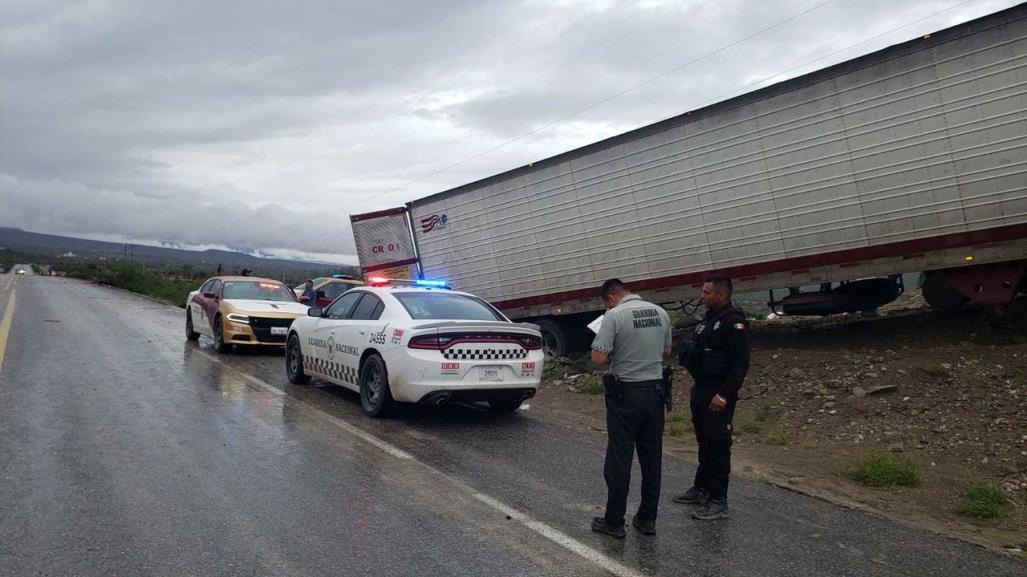 Guardia Estatal atiende volcadura de tráiler cargado con mango