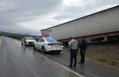 Guardia Estatal atiende volcadura de tráiler cargado con mango