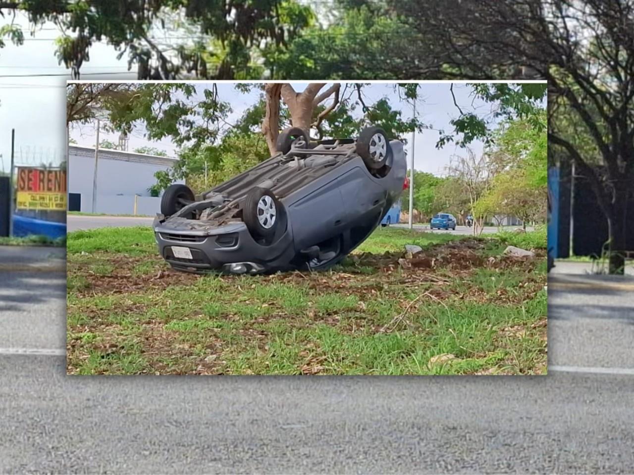 Una volcadura se registró la mañana de este lunes cerca del complejo de seguridad de Yucatán luego de que el guiador de un auto perdiera el control.- Foto de Sol Yucatán