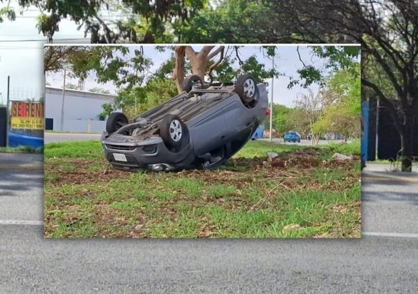 Volcadura matutina en el periférico de Mérida